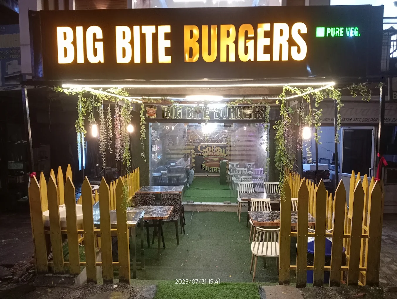 Big Bite Burgers storefront in Shalimar Garden
